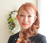 取締役　赤木マキ